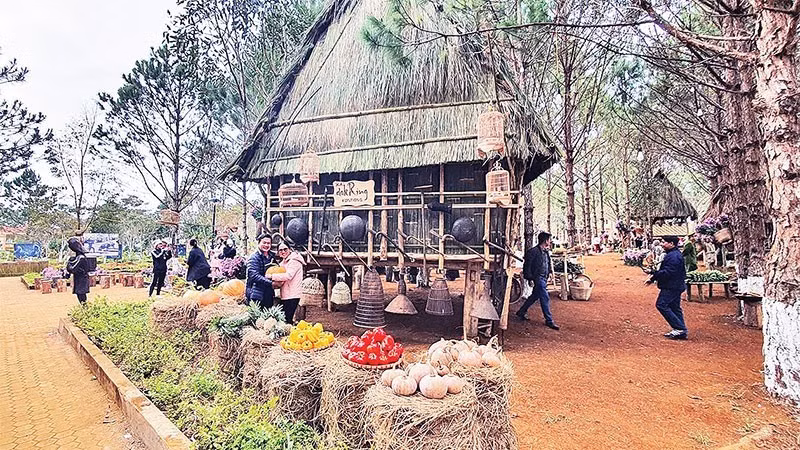 游客在黑笋社踊跃体验、打卡当地特色产品。