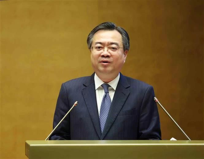 越共中央委员、中央政策与战略部长阮青毅在会上作报告。（图片来源：越通社）