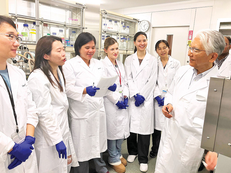 越南研究人员与日本专家（右）就相关议题进行讨论。