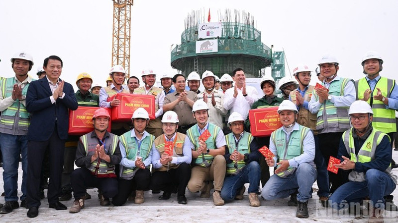 范明正总理视察工地并向嘉平国际机场VIP航站楼、空管塔台施工人员赠送慰问品。