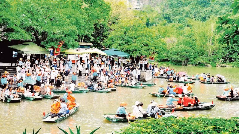 游客游览宁平省长安名胜群。（春林 摄）