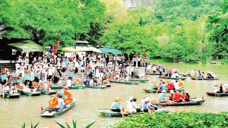 游客游览宁平省长安名胜群。（春林 摄）