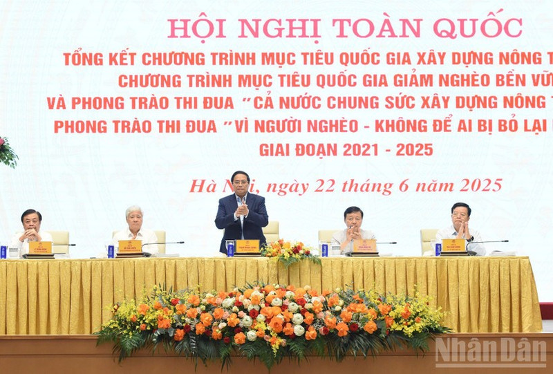 越南政府总理范明正主持新农村建设与扶贫工作全国视频会议。（陈海 摄）