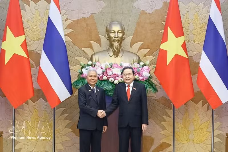 越南国会主席陈青敏与泰国国会主席、下议院议长梭蓬·乍兰。