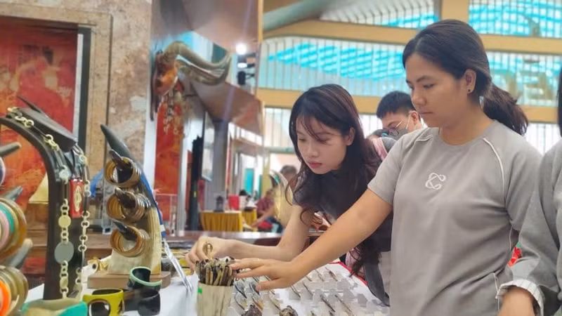 来自首都各传统手工艺村的众多工艺美术产品在“河内秋天之精华”展区展出。