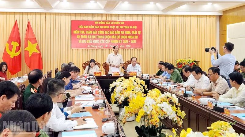 越南国会副主席陈光方赴安江省检查选举安保工作。