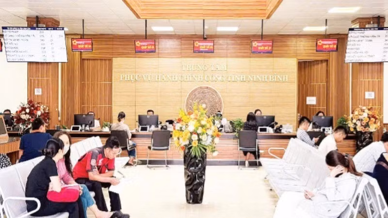 宁平省公共行政服务中心在两级政权体制运行后的工作场景。