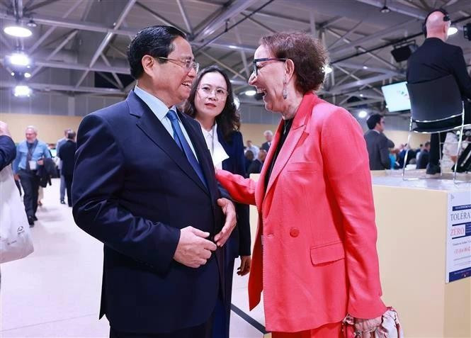 范明正总理与联合国贸易和发展会议秘书长丽贝卡·格林斯潘会面。（图片来源：越通社）
