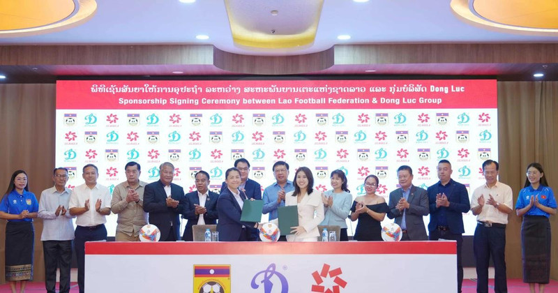 越南动力体育集团与老挝足球协会（LFF）在首都万象举行合作签约仪式，为老挝国家足球队提供Jogarbola品牌的比赛服。（图片来源：越通社）