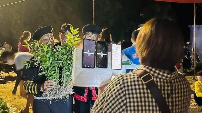 朵佐高原地区的居民通过智能手机直播售卖农产品。