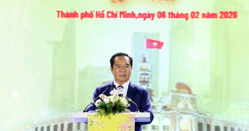 胡志明市市委副书记、市人民委员会主席阮文得发表讲话。（图片来源：越通社）