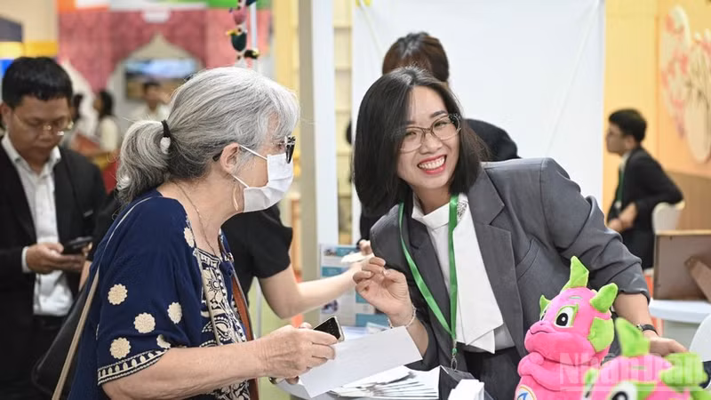 2025年河内VITM国际旅游博览会吸引了众多国内外游客，以及从事旅游、旅行服务的机构和企业的广泛关注。（山松 摄）