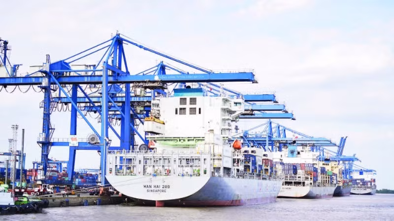 新港吉莱港货物运输活动。（世英 摄）