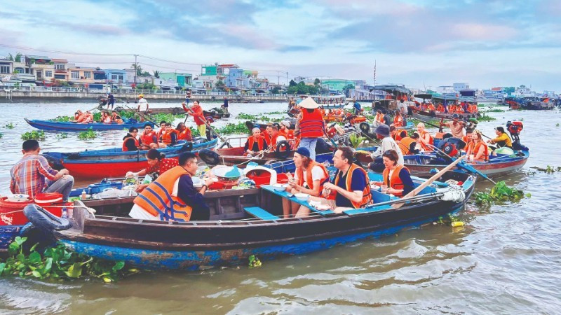 芹苴丐冷水上市场的美食体验吸引着国内外游客。
