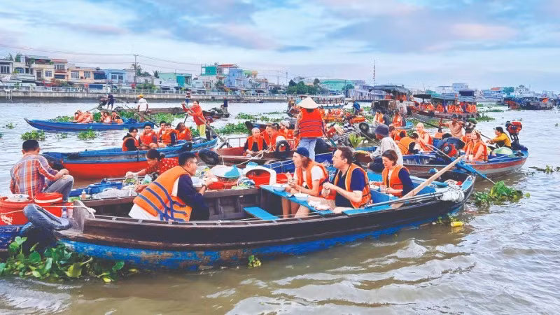 芹苴丐冷水上市场的美食体验吸引着国内外游客。