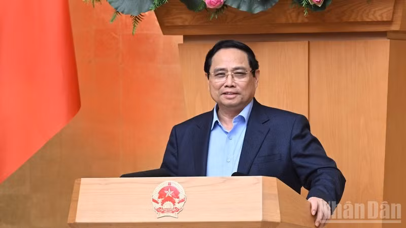 越南政府总理范明正主持召开政府常务会议。