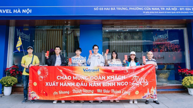 丙午春节正月初一上午，游客团队启程出行。