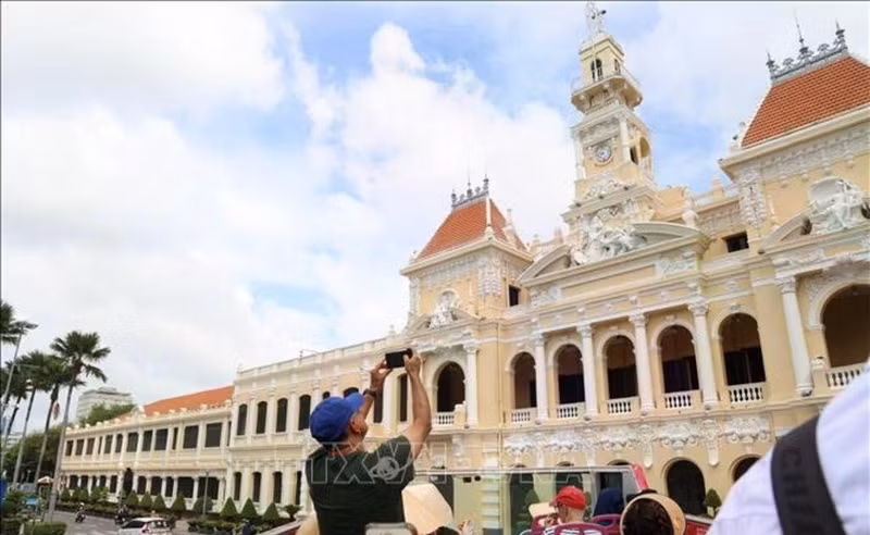 乘船观赏西贡河的旅游线路。（图片来源：越通社）