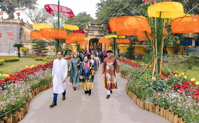 河内首次在升龙皇城内举办春节花街。