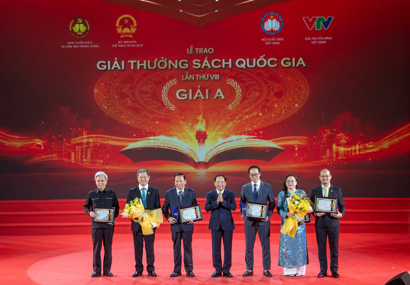 第八届国家图书奖颁奖典礼在河内举行。