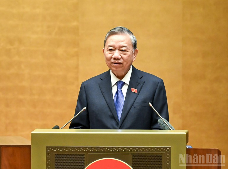 苏林总书记在会议上发表讲话。