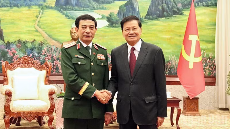 潘文江大将与通伦·西苏里总书记、国家主席。