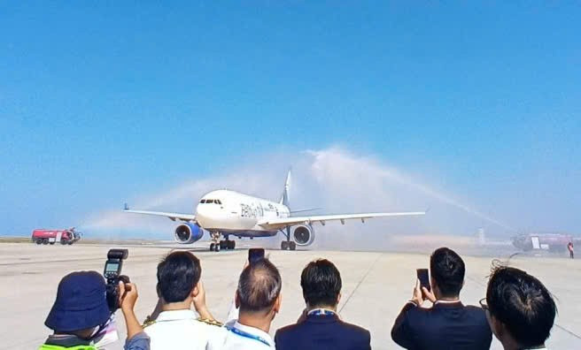 飞机降落在金兰国际机场时，受到了水门礼欢迎。