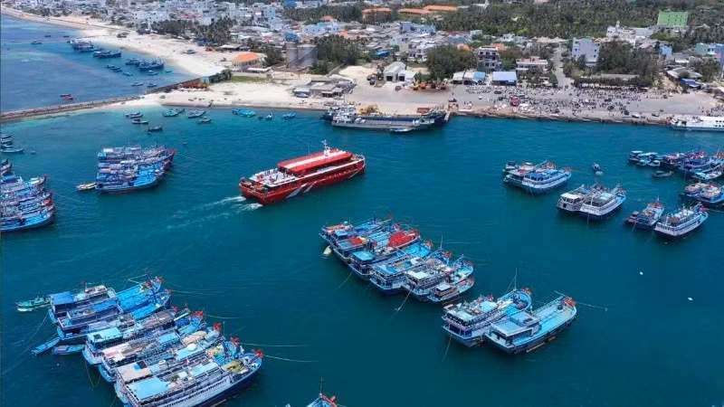 富贵港停泊的渔船队。