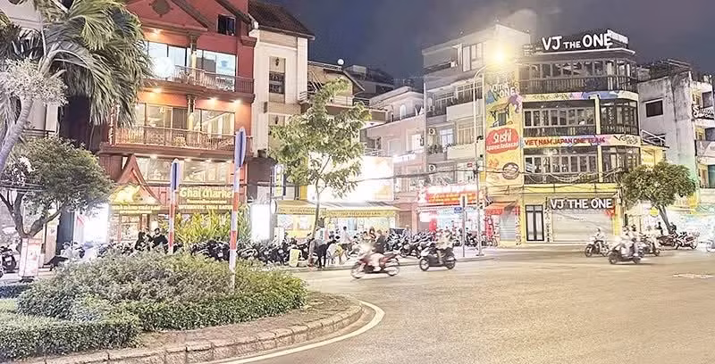 胡志明市求桥坊潘锡龙夜间美食街一角。