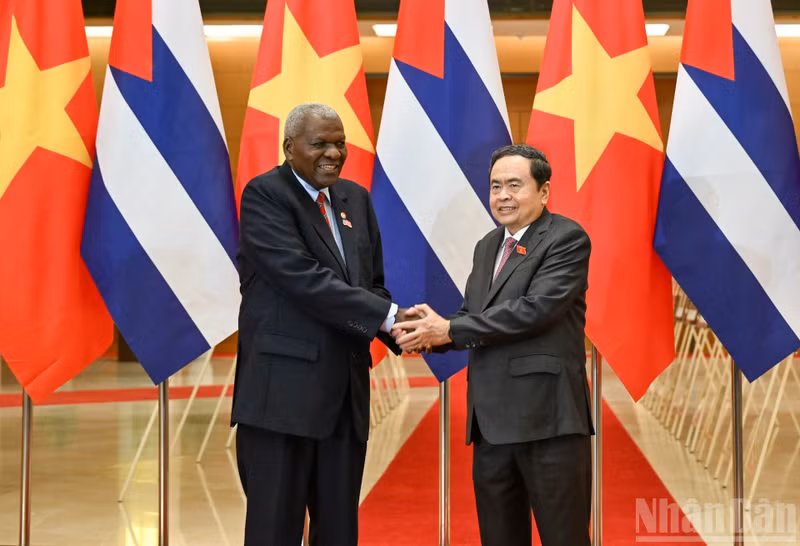 越南国会主席陈青敏与古巴全国人民政权代表大会主席兼国务委员会主席埃斯特万·拉索·埃尔南德斯。