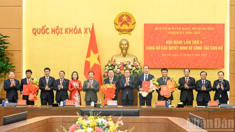 越南国会党委书记、国会主席陈青敏与国会副主席、国会党委副书记向林文敏、黄维征、冯庆才、邓玉辉等同志颁发任命决定并献花祝贺。