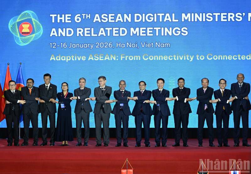 越南政府总理范明正与各位代表合影留念。