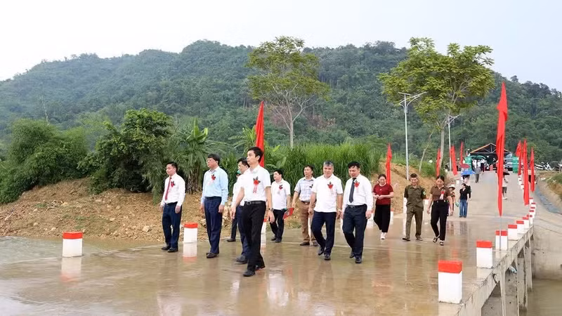 各位代表参观平体漫水桥。