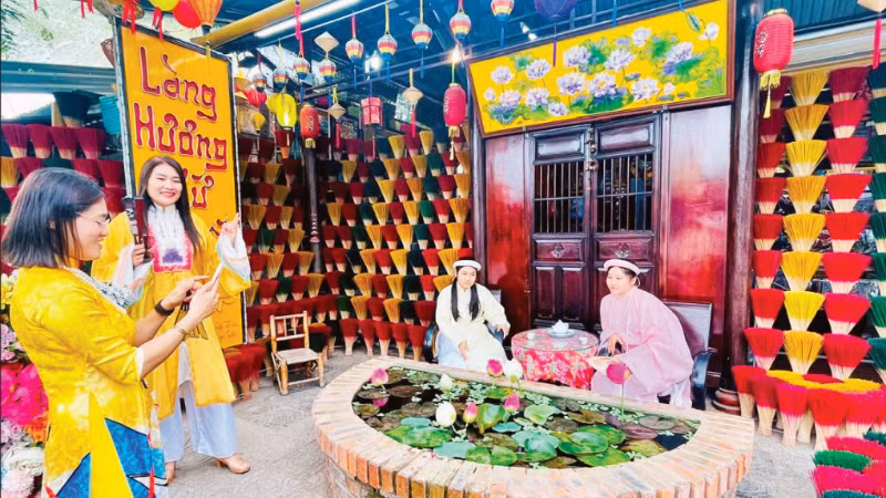 游客在顺化水春香村参观并体验活动。