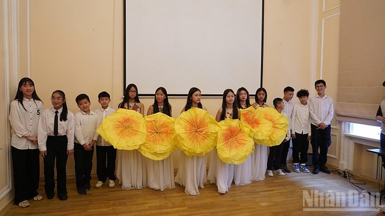 旅俄越南人子女在纪念活动上表演文艺节目。