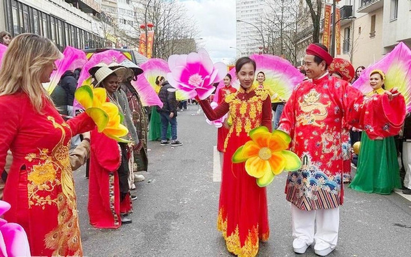 旅居法国越南人奥黛走秀。