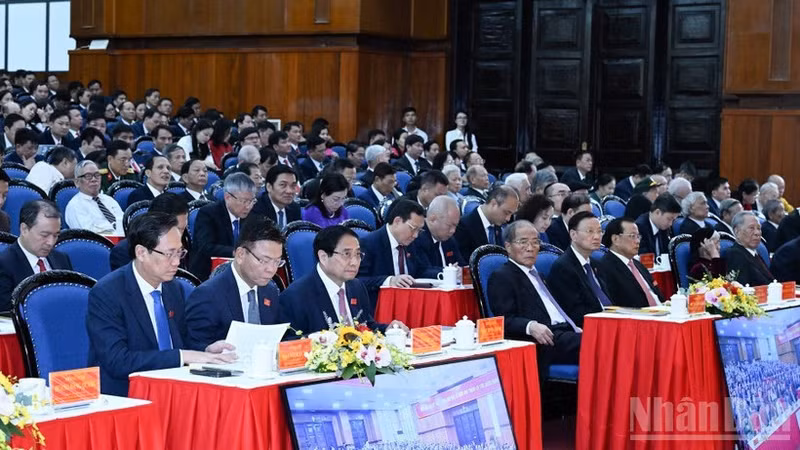 范明正总理出席越共清化省第二十次代表大会。