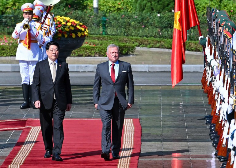 越南国家主席梁强与约旦哈希姆王国国王阿卜杜拉二世·本·侯赛因共同检阅越南人民军仪仗队。