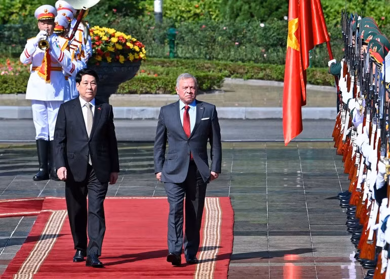 越南国家主席梁强与约旦哈希姆王国国王阿卜杜拉二世·本·侯赛因共同检阅越南人民军仪仗队。