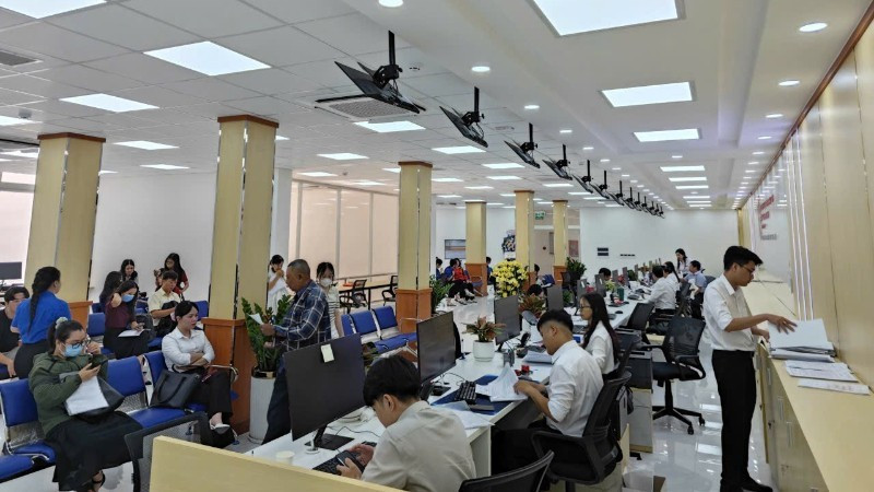 刚投入运行的胡志明市公共行政服务中心吸引大量市民前来办理手续。（世英 摄）