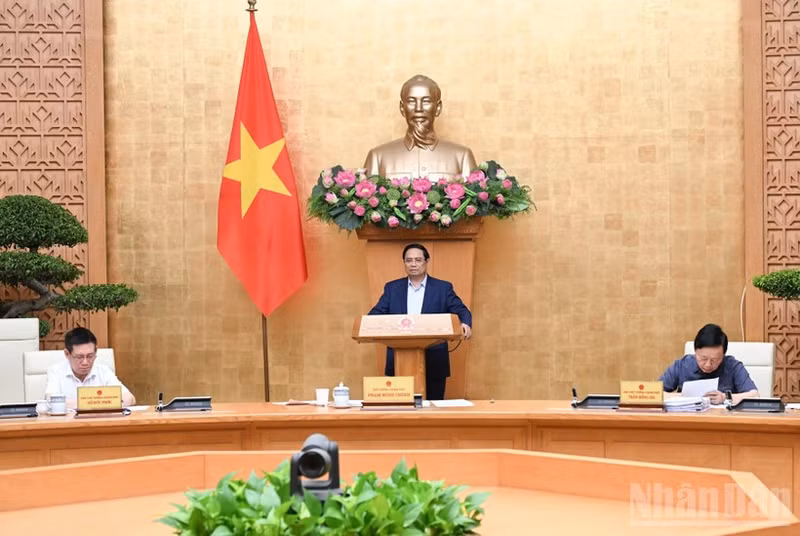 越南政府总理范明正在会上发表讲话。