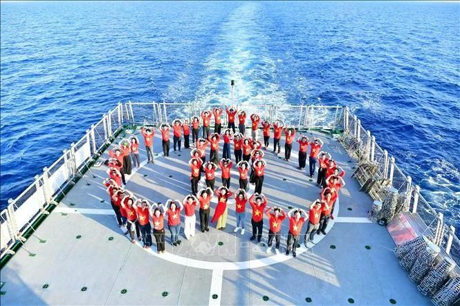 海外越南人代表团探访长沙群岛与DK1海上高脚屋。（图片来源：越通社）