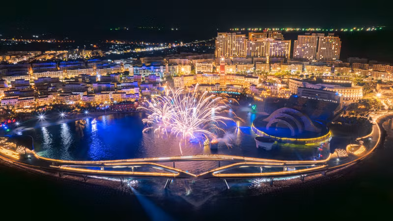 富国夜空绽放绚丽烟花秀。