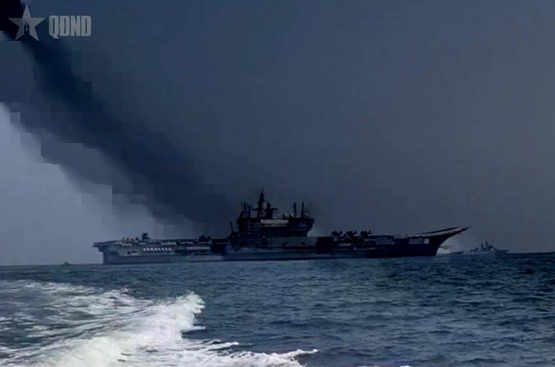 2026年米兰多边海军联合演习闭幕式在东道主印度海军“维克兰特”号航空母舰（INS Vikrant）上举行。（图片来源：人民军报）