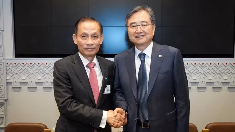 越南外交部代理部长黎怀忠会见了韩国外长赵贤。