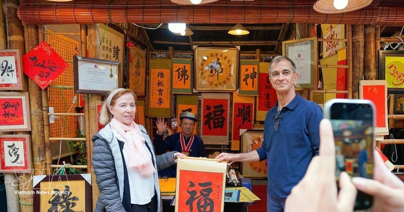 国际游客体验年初“求字”活动。（图片来源：越通社）