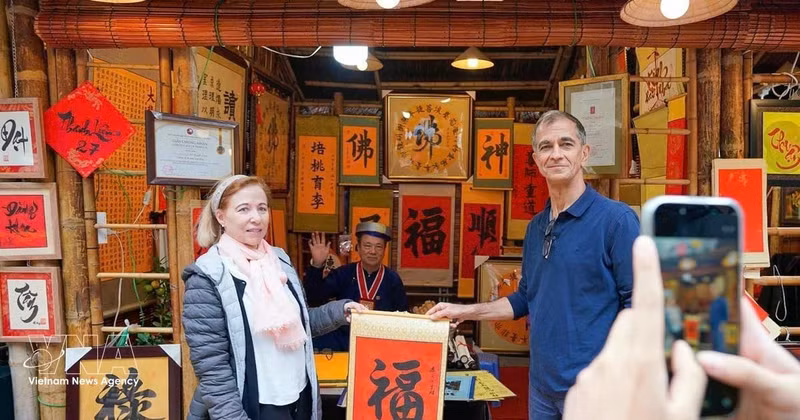 国际游客体验年初“求字”活动。（图片来源：越通社）