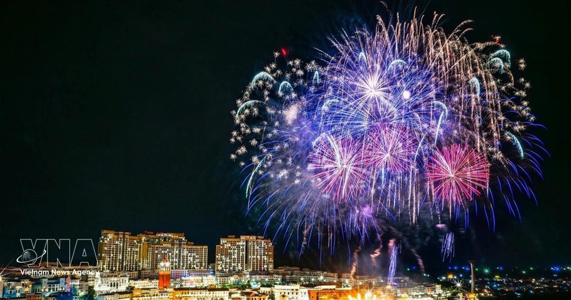 富国特区吻桥上精彩纷呈的烟花表演。（图片来源：越通社）