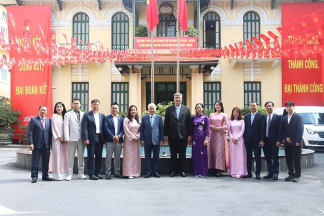 越南祖国阵线中央委员会主席杜文战与各位代表合影。（图片来源：mattran.org.vn）
