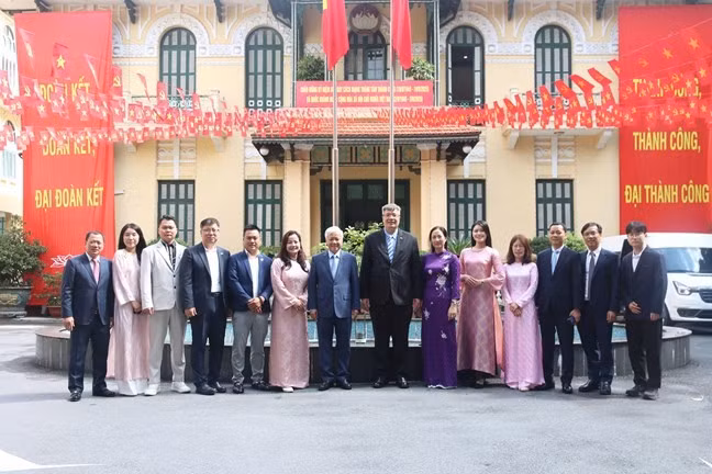 越南祖国阵线中央委员会主席杜文战与各位代表合影。（图片来源：mattran.org.vn）